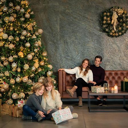 Mk Hotel Tirana Rinas المظهر الخارجي الصورة The 2019 Christmas tree at the Four Seasons Hotel