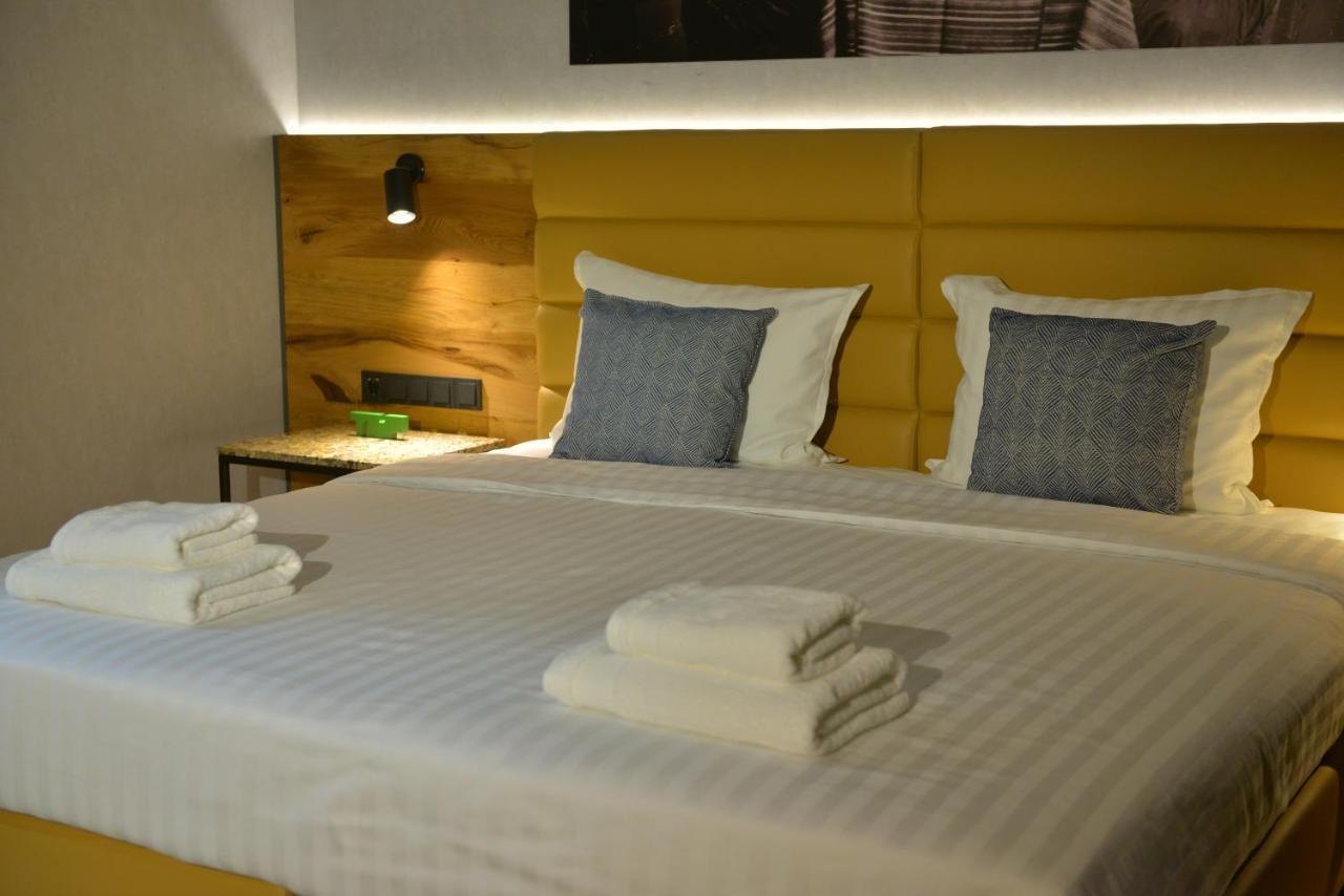 Mk Hotel Tirana Rinas المظهر الخارجي الصورة A bed with a headboard