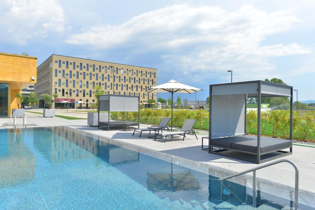 Mk Hotel Tirana Rinas المظهر الخارجي الصورة The swimming pool at the hotel