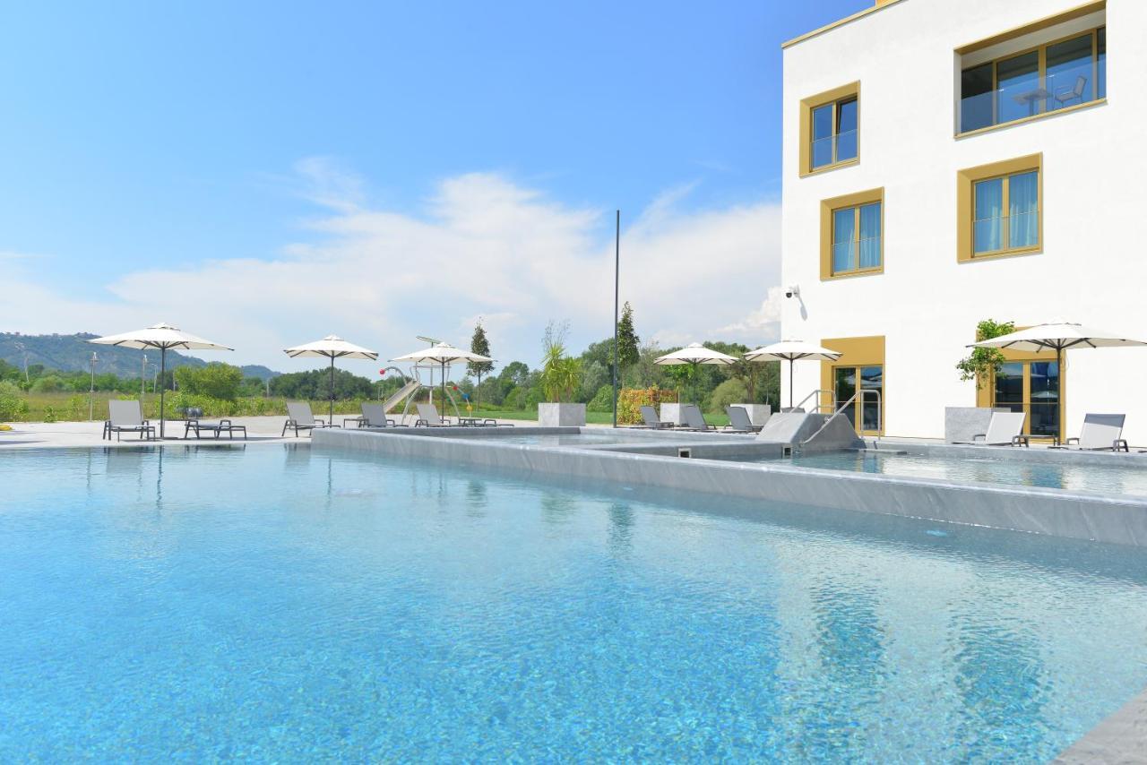Mk Hotel Tirana Rinas المظهر الخارجي الصورة The outdoor pool at the Hotel