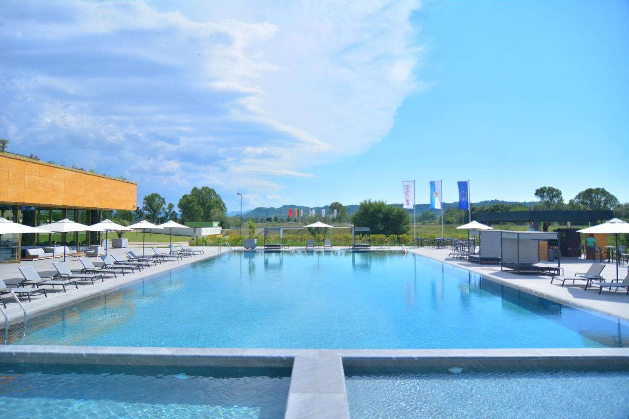 Mk Hotel Tirana Rinas المظهر الخارجي الصورة The swimming pool at the complex