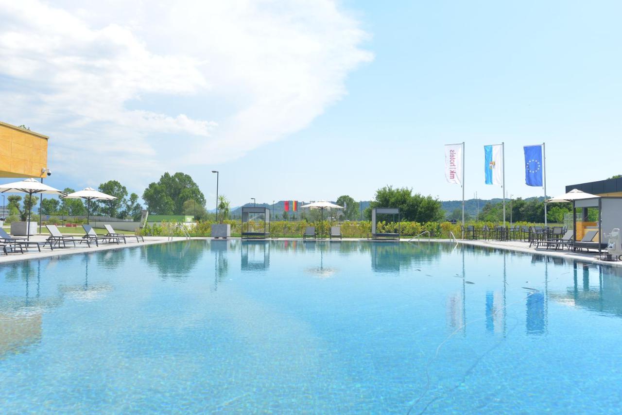 Mk Hotel Tirana Rinas المظهر الخارجي الصورة The swimming pool at the resort