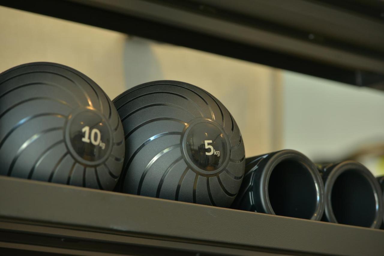 Mk Hotel Tirana Rinas المظهر الخارجي الصورة A set of kettlebells