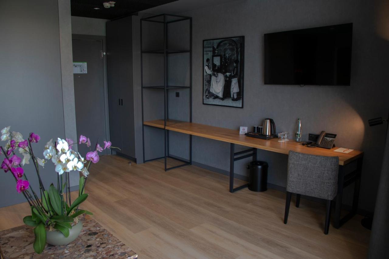 Mk Hotel Tirana Rinas المظهر الخارجي الصورة A room at the hotel