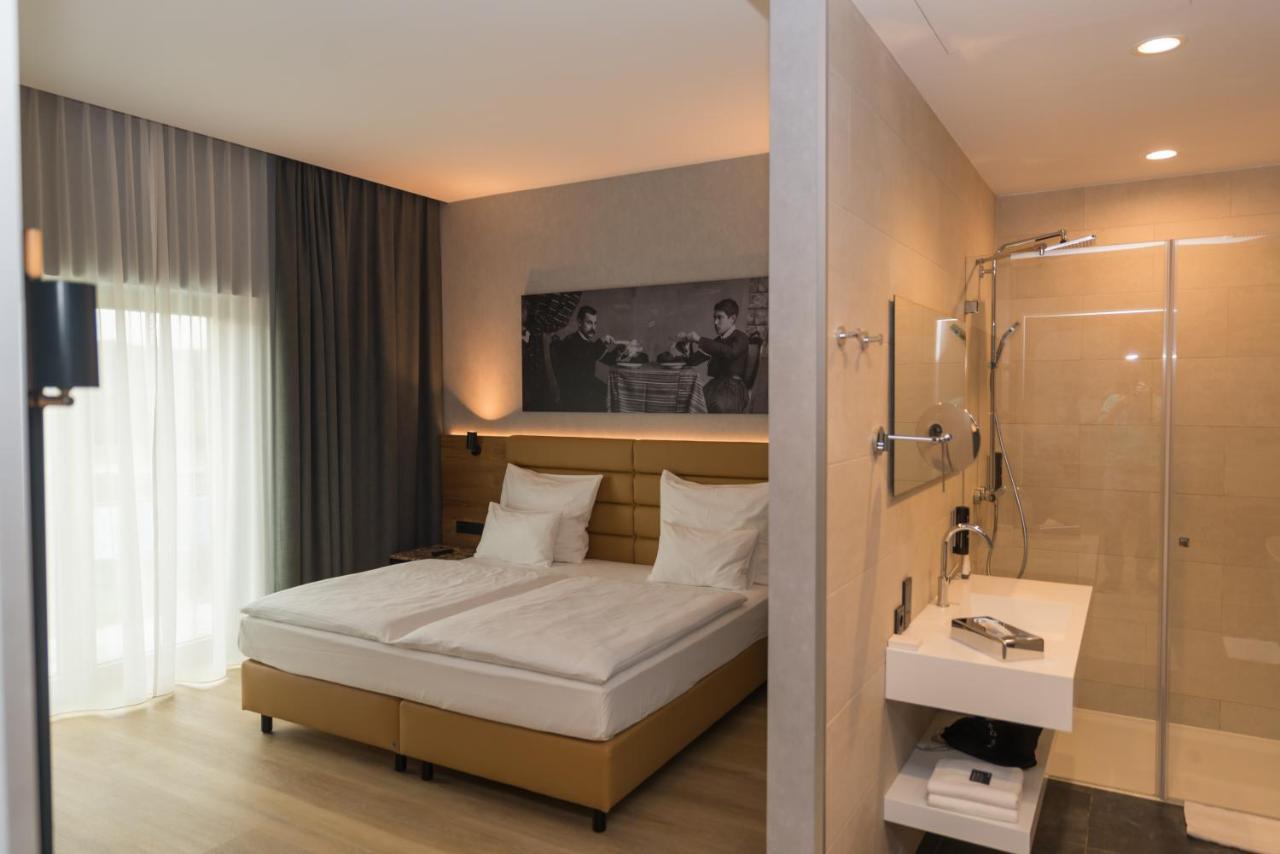 Mk Hotel Tirana Rinas المظهر الخارجي الصورة A room at the hotel