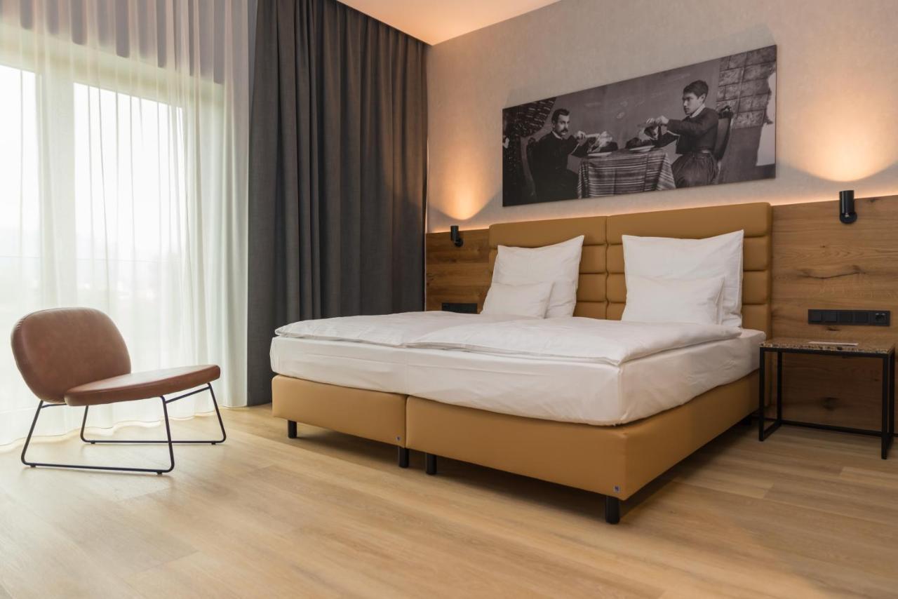 Mk Hotel Tirana Rinas المظهر الخارجي الصورة A room at the hotel