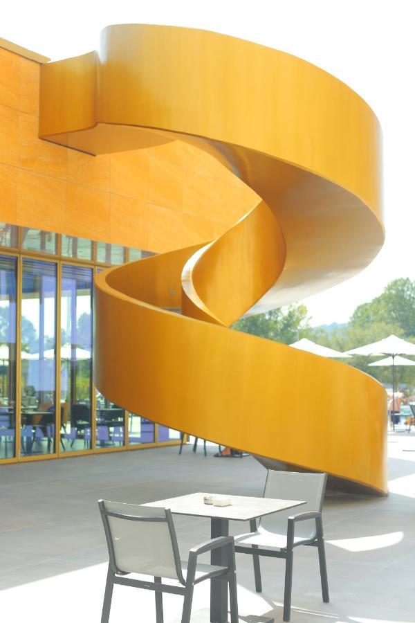 Mk Hotel Tirana Rinas المظهر الخارجي الصورة Spiral staircase