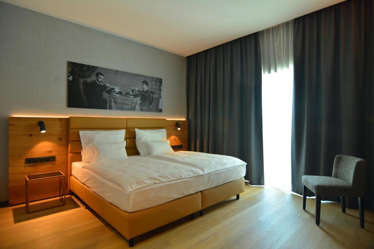 Mk Hotel Tirana Rinas المظهر الخارجي الصورة A room at the Hotel de la Poste
