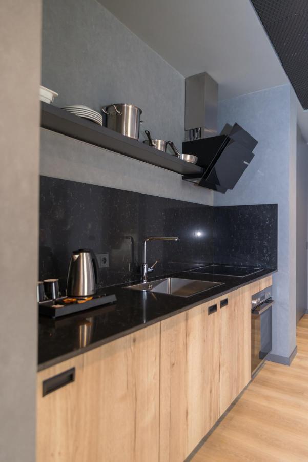 Mk Hotel Tirana Rinas المظهر الخارجي الصورة A kitchen in a serviced apartment in Paris