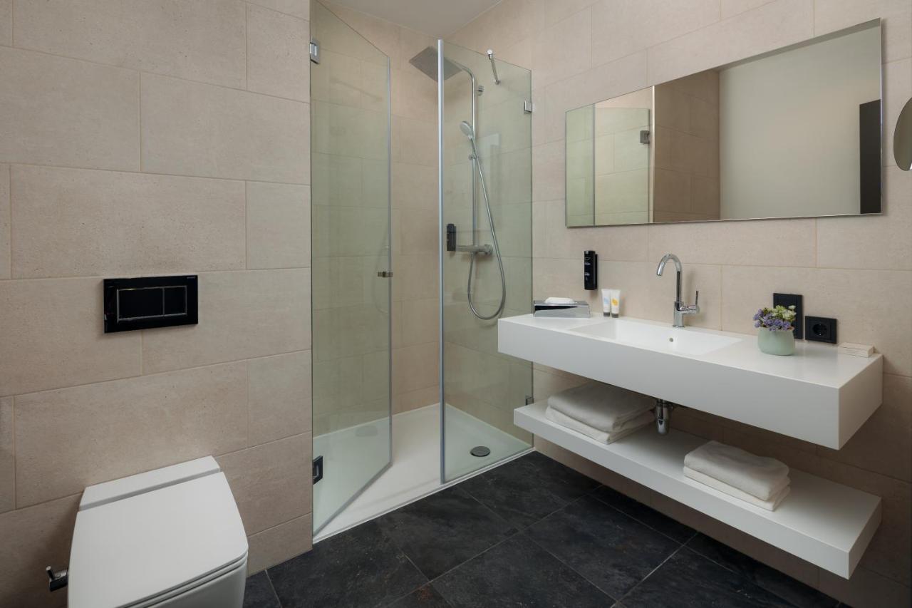 Mk Hotel Tirana Rinas المظهر الخارجي الصورة A modern bathroom