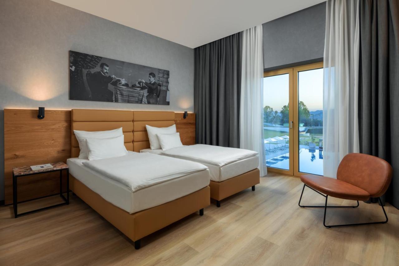 Mk Hotel Tirana Rinas المظهر الخارجي الصورة A room at the hotel