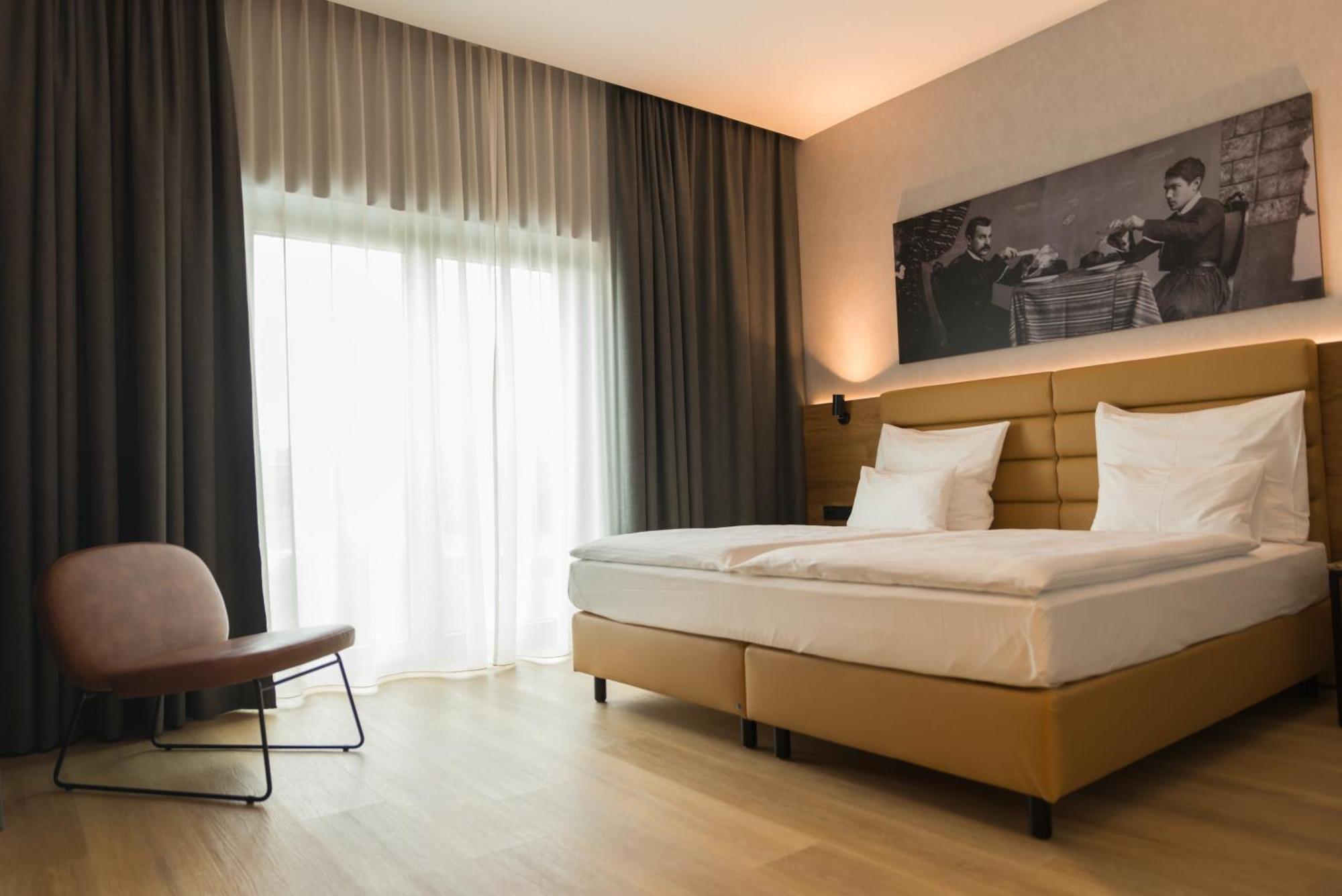 Mk Hotel Tirana Rinas المظهر الخارجي الصورة A room at the Hotel Axelmannstein