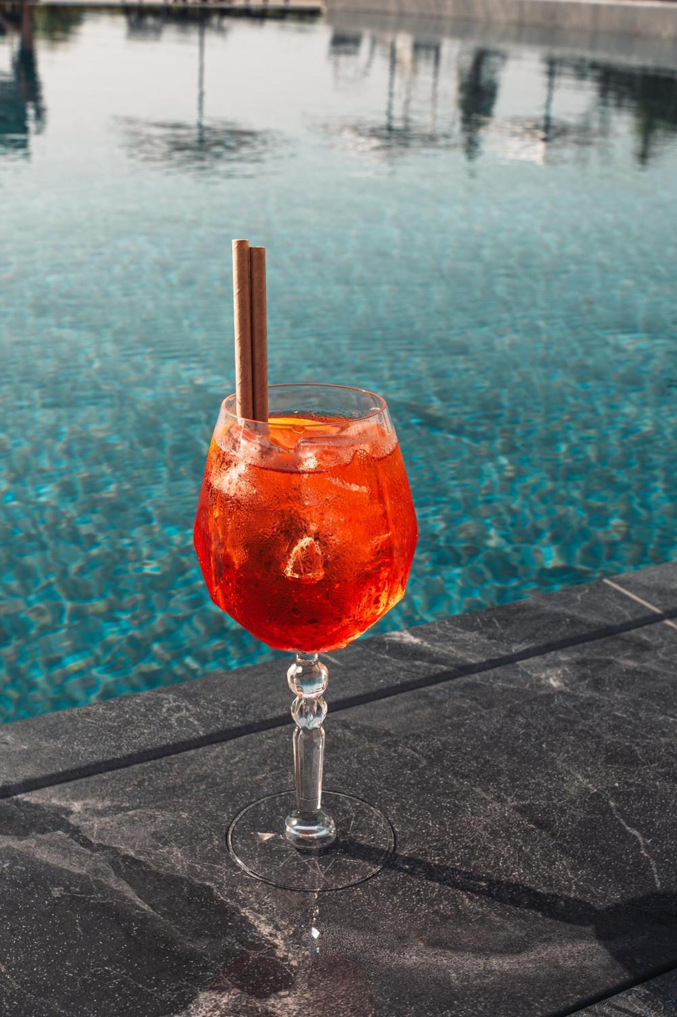 Mk Hotel Tirana Rinas المظهر الخارجي الصورة A glass of Aperol Spritz